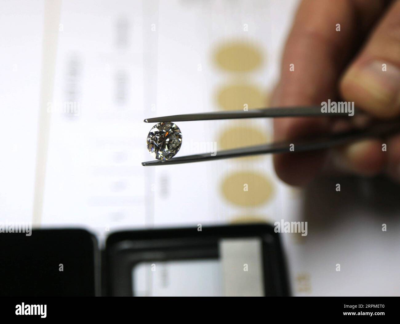 200210 -- RAMAT GAN ISRAEL, 10 febbraio 2020 -- Un diamante sciolto è raffigurato durante la settimana internazionale dei diamanti in Israele IDWI a Ramat Gan, Israele, il 10 febbraio 2020. L'IDWI ha aperto lunedì a Ramat Gan nell'enorme area di negoziazione della borsa diamanti israeliana. Centinaia di aziende israeliane e internazionali di diamanti partecipano all'evento che si concluderà il 12 febbraio 2020. ISRAEL-RAMAT GAN-INTERNATIONAL DIAMOND WEEK CHENXWENXIAN PUBLICATIONXNOTXINXCHN Foto Stock