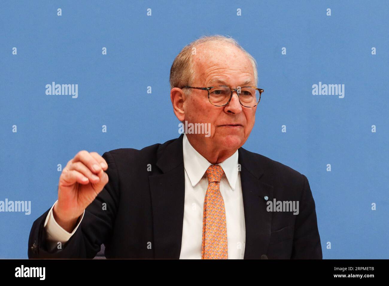 200210 -- BERLINO, 10 febbraio 2020 -- il presidente della conferenza sulla sicurezza di Monaco, il MSC Wolfgang Ischinger, parla durante una conferenza stampa a Berlino, in Germania, il 10 febbraio 2020. La prossima 56a Conferenza sulla sicurezza di Monaco discuterà di un tema coniato come la miseria , la perdita della posizione comune di ciò che significa far parte dell'Occidente, secondo un rapporto pubblicato lunedì. GERMANIA-BERLINO-MONACO RAPPORTO SULLA SICUREZZA-PUBLISHMENT-CONFERENZA STAMPA RENXKE PUBLICATIONXNOTXINXCHN Foto Stock