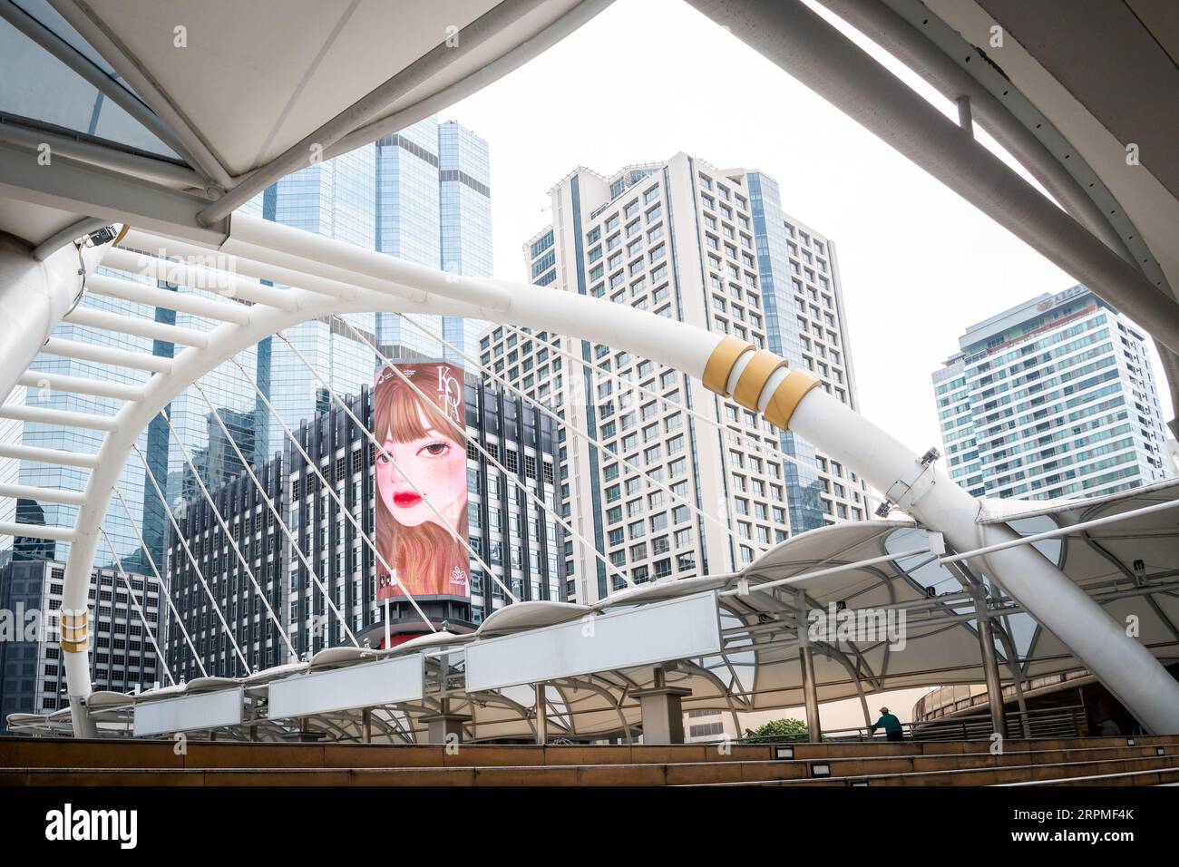 Ripresa dell'incredibile Chong Nonsi Skywalk su N. Sathon Rd. Bangkok Thailandia. Foto Stock