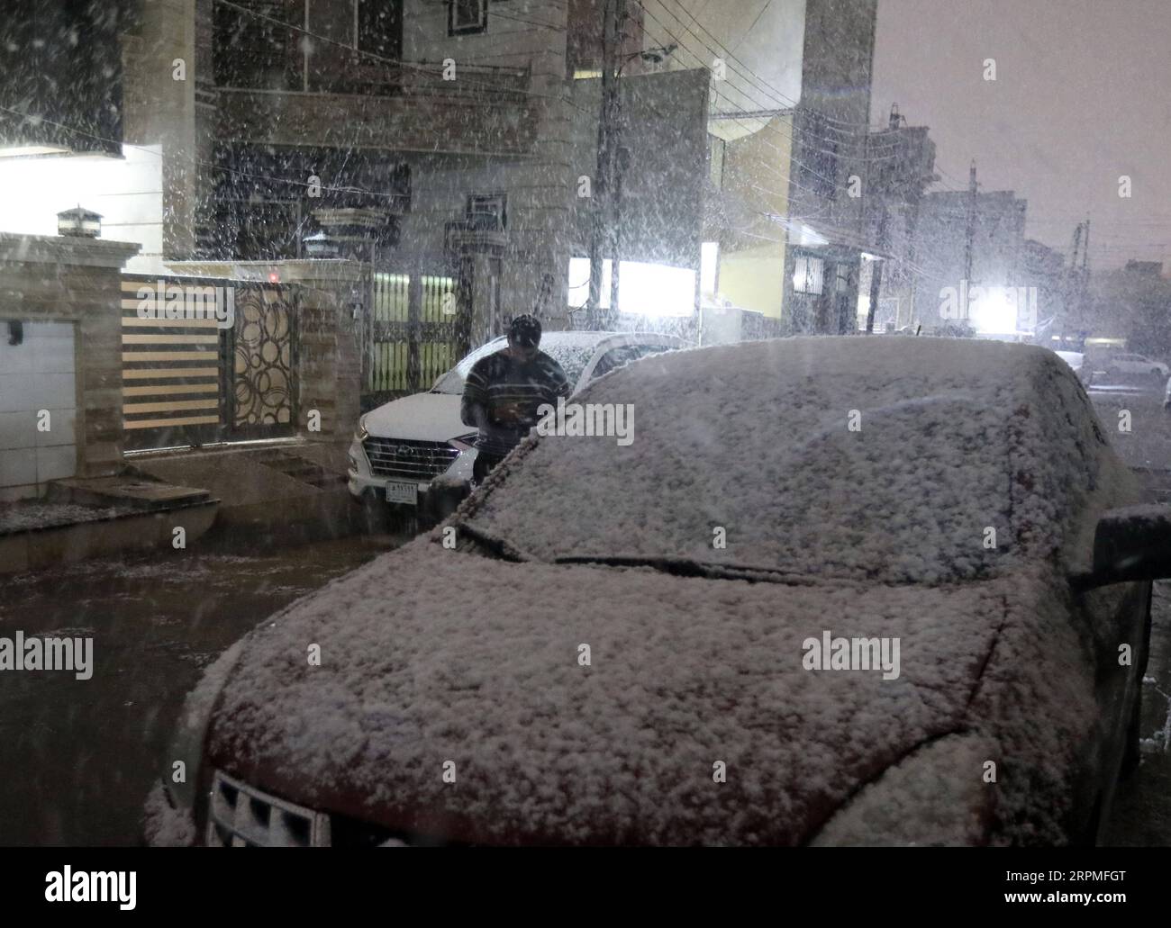 200211 -- BAGHDAD, 11 febbraio 2020 Xinhua -- Un uomo cammina nella neve a Baghdad, Iraq, 11 febbraio 2020. Molte persone nella capitale irachena di Baghdad si sono svegliate presto martedì per assistere a una rara nevicata in città. La neve in Iraq è comunemente vista nella parte settentrionale del paese, in particolare nelle zone montane. Per la maggior parte dei cittadini di Baghdad, è raro per loro vedere la neve. Baghdad ha assistito a nevicate nel gennaio 2008 per la prima volta in oltre 100 anni. Xinhua/Khalil Dawood IRAQ-BAGHDAD-SNOW PUBLICATIONxNOTxINxCHN Foto Stock