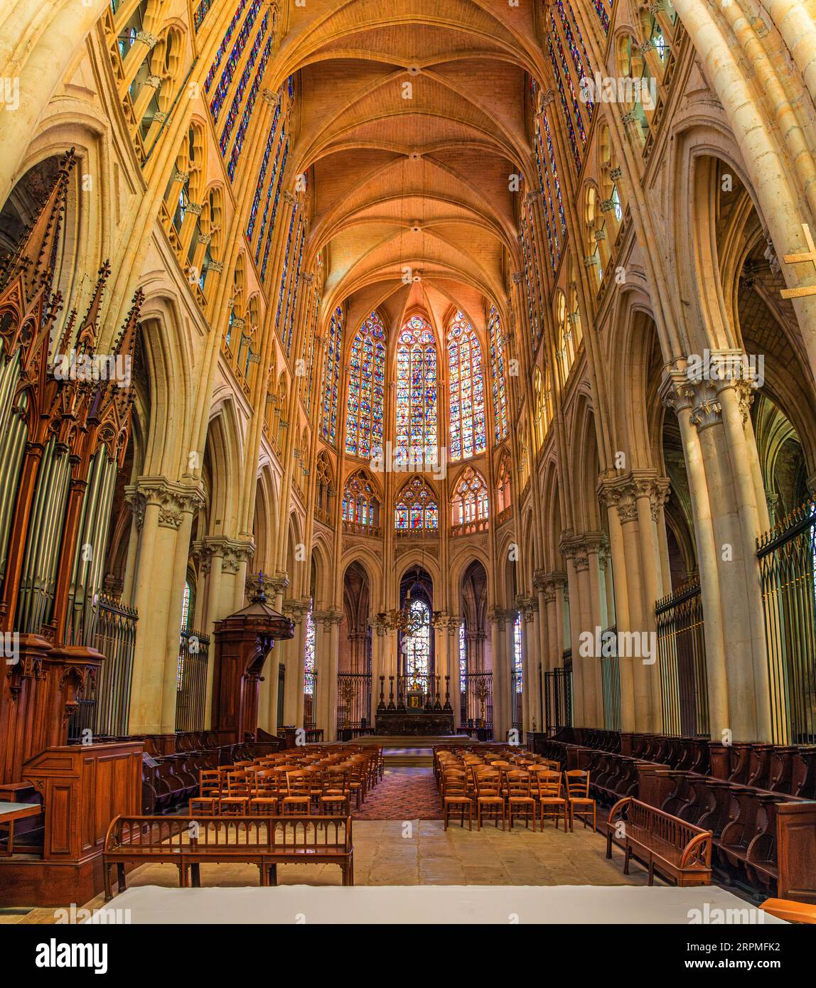 Tours, Francia, Europa - 4 settembre 2023: Ampia vista dell'altare all'interno della cattedrale di Saint Gatien di Tours, con vetrate colorate vivaci, vince Foto Stock