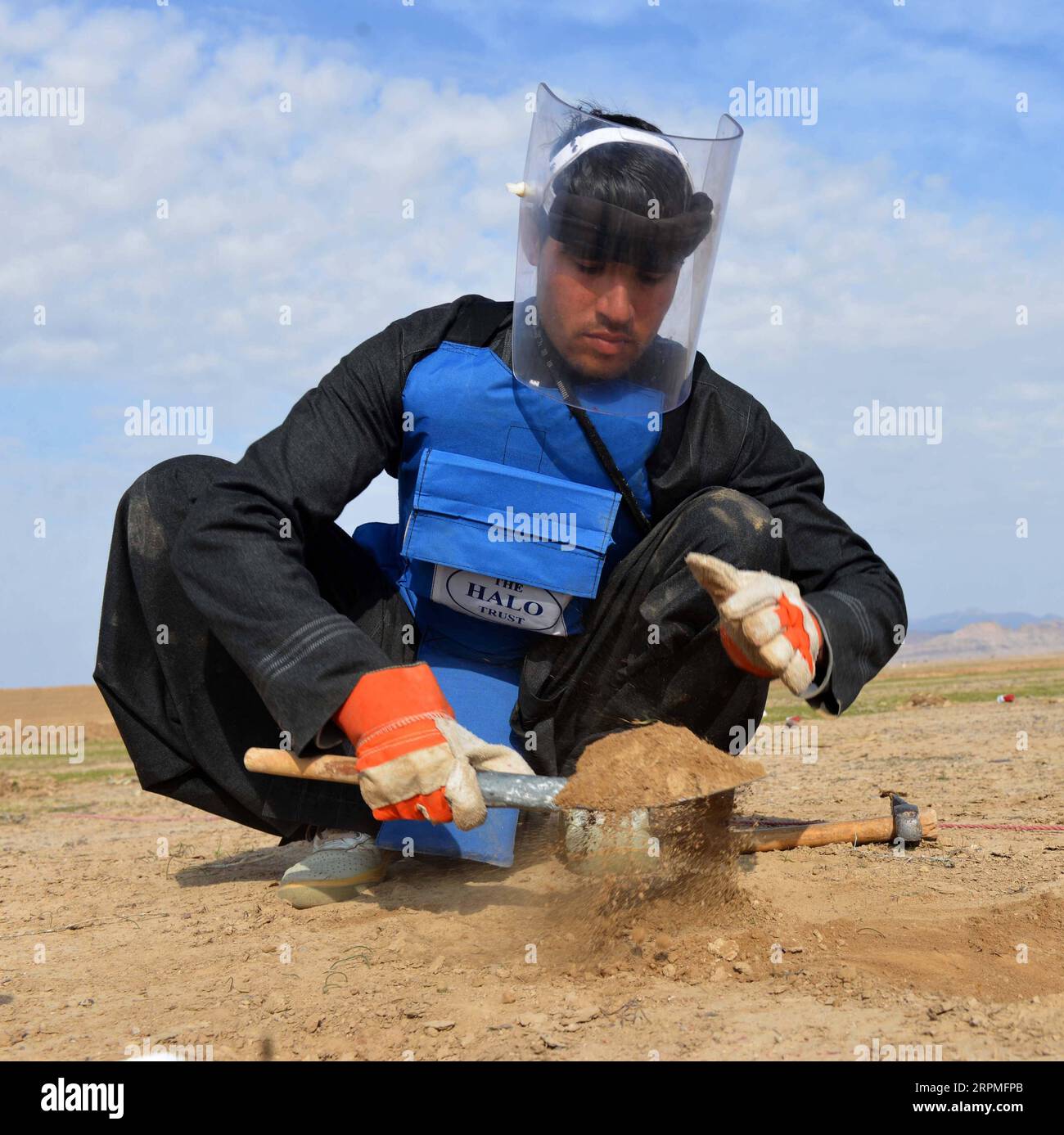 200211 -- KANDAHAR, 11 febbraio 2020 Xinhua -- un deminatore afghano cerca mine terrestri nel distretto di Zhari nella provincia meridionale di Kandahar in Afghanistan, 10 febbraio 2020. Foto di Sanaullah Seiam/Xinhua AFGHANISTAN-KANDAHAR-DE-MINER PUBLICATIONxNOTxINxCHN Foto Stock