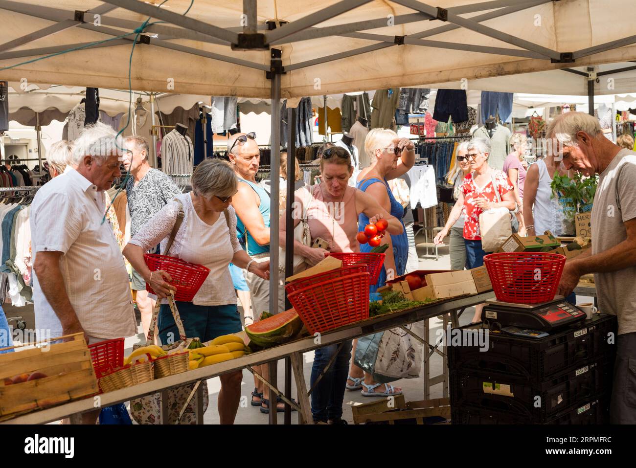 Mercato all'aperto, Meze, Herault, Occitanie, Francia Foto Stock