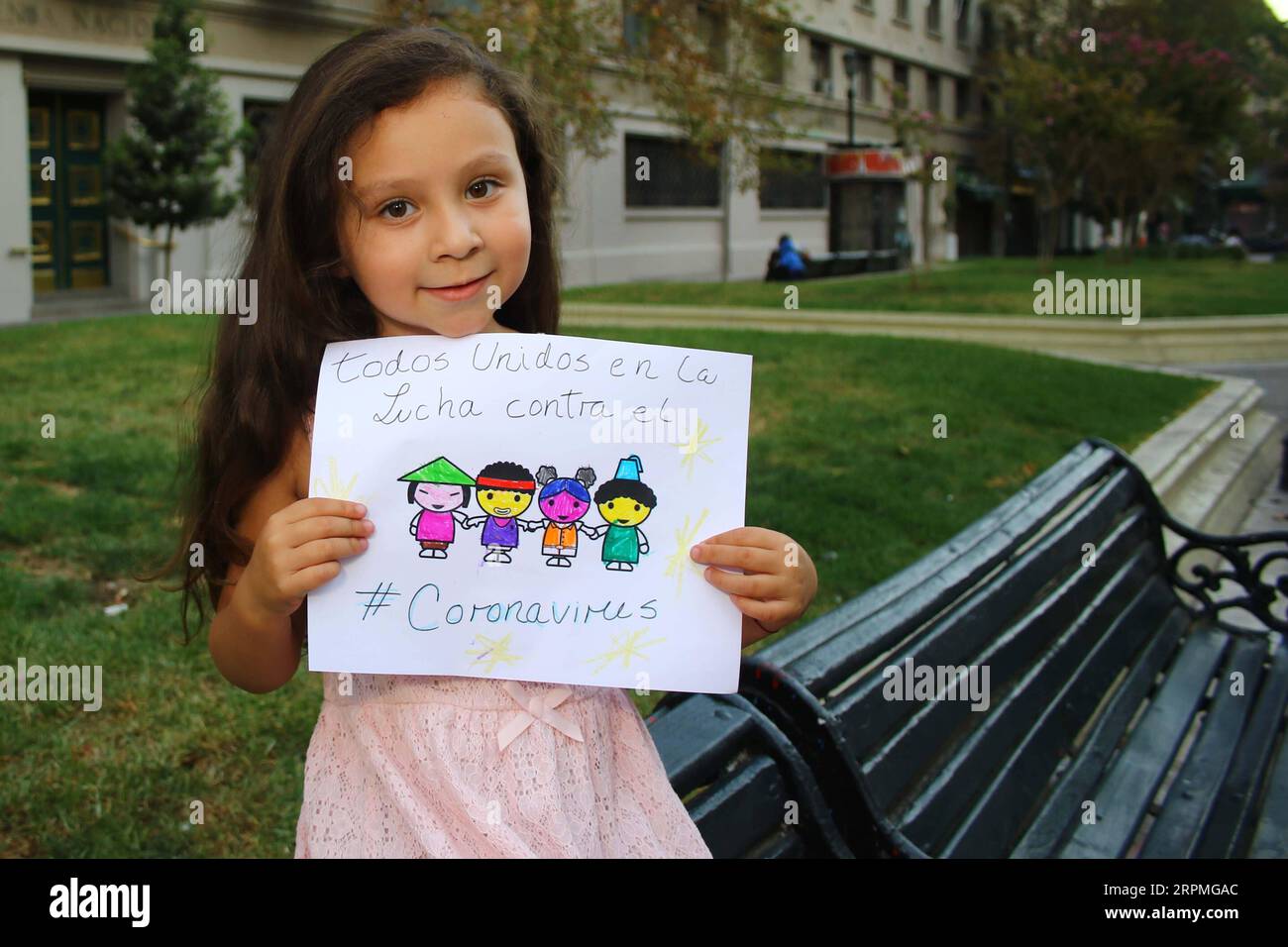 200212 -- SANTIAGO, 12 febbraio 2020 Xinhua -- Danna Suarez, una bambina di 5 anni, mostra il suo disegno per esultare la Cina nella lotta contro il coronavirus a Santiago, Cile, 10 febbraio 2020. Foto di Mario Davila/Xinhua CILE-SANTIAGO-CHILDREN-CHINA-CHEER PUBLICATIONxNOTxINxCHN Foto Stock