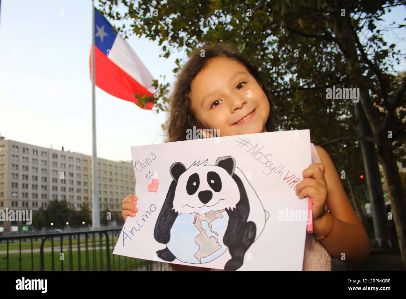 200212 -- SANTIAGO, 12 febbraio 2020 Xinhua -- Danna Suarez, una bambina di 5 anni, mostra il suo disegno per esultare la Cina nella lotta contro il coronavirus a Santiago, Cile, 10 febbraio 2020. Foto di Mario Davila/Xinhua CILE-SANTIAGO-CHILDREN-CHINA-CHEER PUBLICATIONxNOTxINxCHN Foto Stock