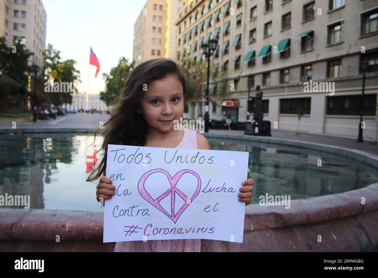 200212 -- SANTIAGO, 12 febbraio 2020 Xinhua -- Danna Suarez, una bambina di 5 anni, mostra il suo disegno per esultare la Cina nella lotta contro il coronavirus a Santiago, Cile, 10 febbraio 2020. Foto di Mario Davila/Xinhua CILE-SANTIAGO-CHILDREN-CHINA-CHEER PUBLICATIONxNOTxINxCHN Foto Stock