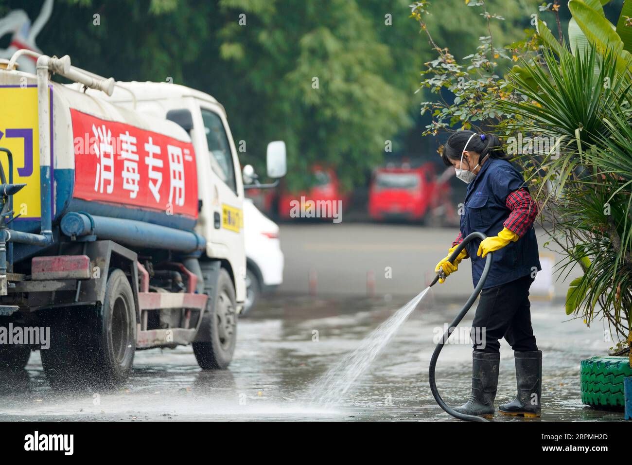 200212 -- CHONGQING, 12 febbraio 2020 -- un dipendente disinfetta il terreno al Chongqing Mexin Group nel comune di Chongqing, 12 febbraio 2020. Il governo comunale sta collaborando con le aziende locali per rafforzare la prevenzione e il controllo dell'epidemia prima della ripresa della produzione. CHINA-CHONGQING-NCP-PREPARAZIONE PER LA RIPRESA DELLA PRODUZIONE CN LIUXCHAN PUBLICATIONXNOTXINXCHN Foto Stock