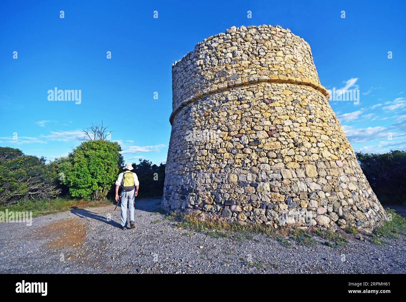 wanderer nella torre genovese di Diane, Francia, Corsica Foto Stock