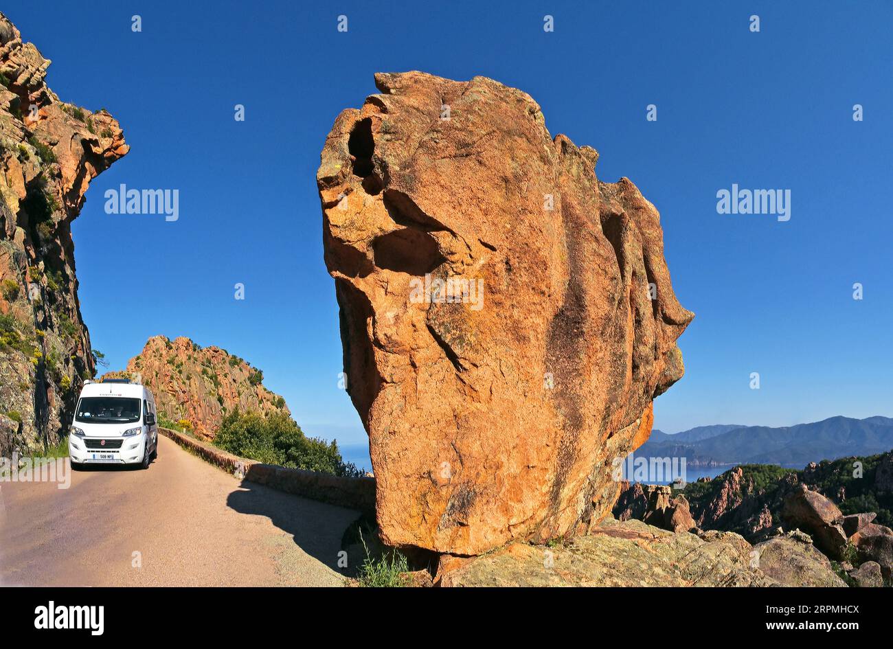 Campeggi sulla strada di Calanche de piana, Francia, Corsica Foto Stock