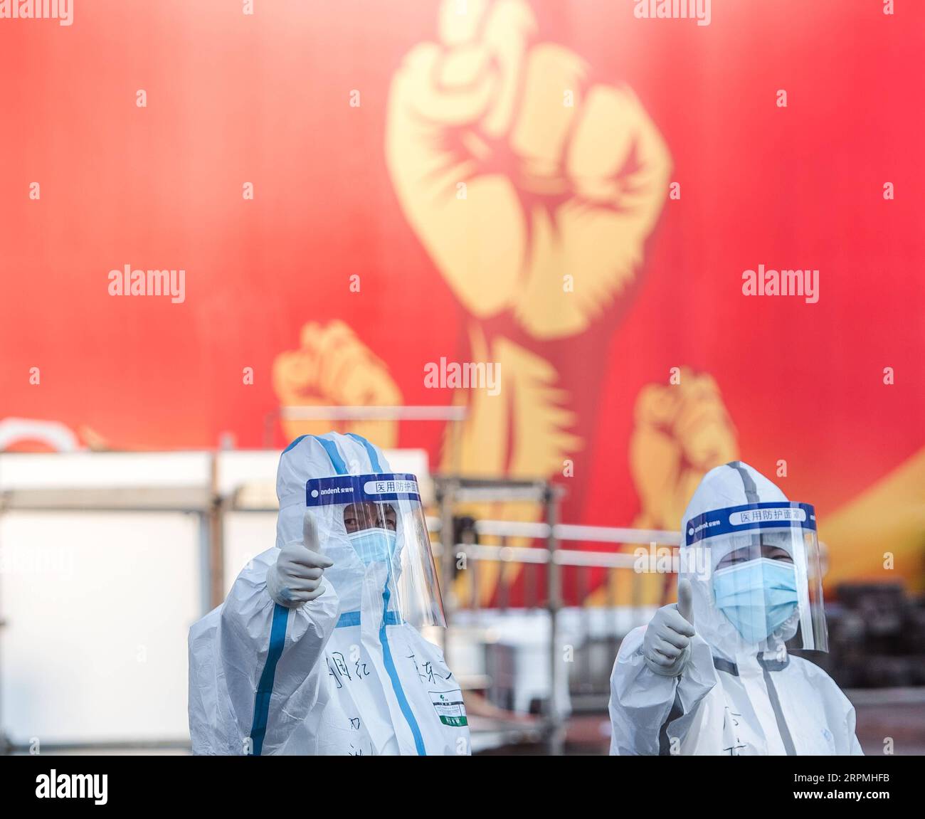 200212 -- WUHAN, 12 febbraio 2020 -- il personale medico dà pollice su per incoraggiarsi a vicenda presso l'ospedale temporaneo convertito dal Wuhan Sports Center a Wuhan, provincia di Hubei della Cina centrale, 12 febbraio 2020. CHINA-HUBEI-WUHAN-NCP-CHEER UP CN XIAOXYIJIU PUBLICATIONXNOTXINXCHN Foto Stock