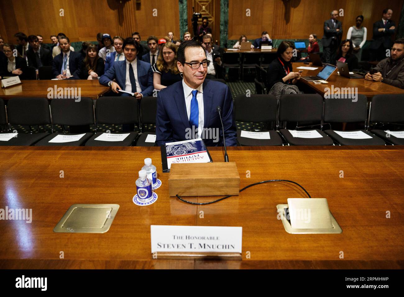 200212 -- WASHINGTON, 12 febbraio 2020 -- il Segretario del Tesoro degli Stati Uniti Steven Mnuchin testimonia davanti al Comitato finanziario del Senato durante un'audizione sul bilancio del Presidente per l'anno fiscale 2021 a Capitol Hill, a Washington D.C., negli Stati Uniti, il 12 febbraio 2020. Foto di /Xinhua U.S.-WASHINGTON D.C.-STEVEN MNUCHIN-ANNO FISCALE 2021-BUDGET-HEARING TingxShen PUBLICATIONxNOTxINxCHN Foto Stock