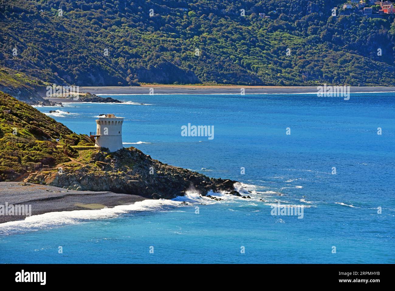 Torre genovese di Albo, ristrutturata nel 2022, spiaggia di Nonza sullo sfondo, Francia, Corsica, Cap Corse Foto Stock