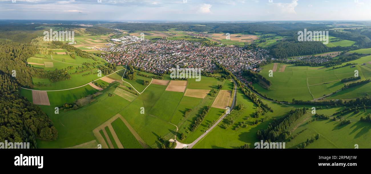 Steinheim am Albuch, all'estremità nord-orientale della Swabian Alb, un impatto meteoritico 15 milioni di anni fa formò il bacino di Steinheim, foto panoramica Foto Stock