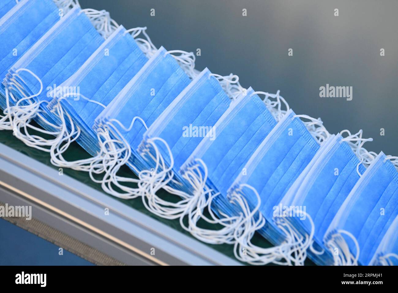 200213 -- PECHINO, 13 febbraio 2020 -- foto scattata l'11 febbraio 2020 mostra le maschere realizzate presso una società di forniture mediche nel distretto di Nan An, nel sud-ovest della Cina, a Chongqing. XINHUA FOTO DEL GIORNO WangxQuanchao PUBLICATIONxNOTxINxCHN Foto Stock