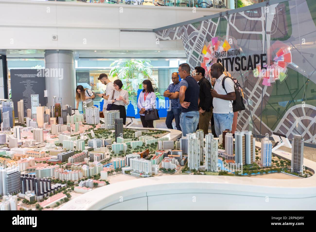 Un gruppo di visitatori che parteciperanno a un tour guidato del paesaggio urbano di Singapore Smart Nation per capire come funzionano e progettano l'urbanistica della nazione. Foto Stock