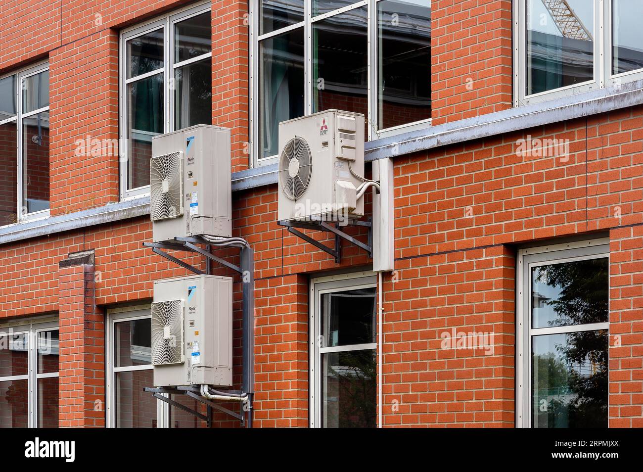 Facciata clinker con aria condizionata, Vocational School Centre, Kempten, Allgaeu, Baviera, Germania Foto Stock