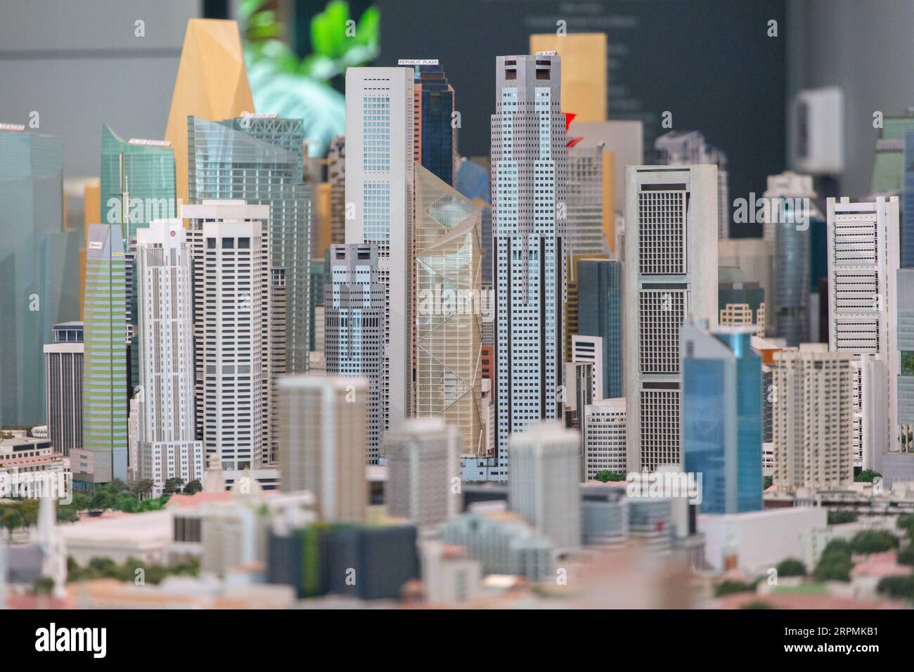 Modelli 3D dei grattacieli di Singapore nel quartiere centrale degli affari, una dimostrazione dell'evoluzione della pianificazione urbana nel corso dei decenni. Foto Stock
