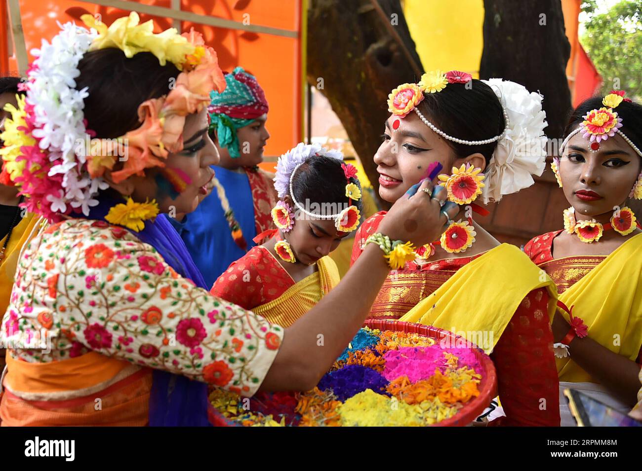 200214 -- , 14 febbraio 2020 -- Una ragazza sorride mentre il suo compagno applica polvere colorata sul suo viso durante il Pahela Falgun festival in Bangladesh, 14 febbraio 2019. Il popolo bengalese venerdì ha celebrato Pahela Falgun, annunciando l'arrivo della primavera. Str/Xinhua BANGLADESH--SPRING-FESTIVAL dhaka PUBLICATIONxNOTxINxCHN Foto Stock