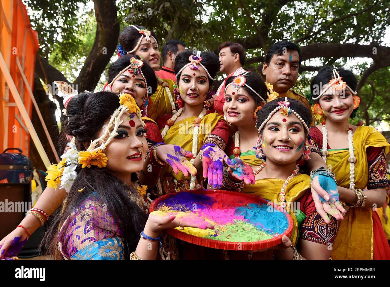 200214 -- , 14 febbraio 2020 -- le ragazze posano per le foto durante il Pahela Falgun festival in Bangladesh, 14 febbraio 2019. Il popolo bengalese venerdì ha celebrato Pahela Falgun, annunciando l'arrivo della primavera. Str/Xinhua BANGLADESH--SPRING-FESTIVAL dhaka PUBLICATIONxNOTxINxCHN Foto Stock