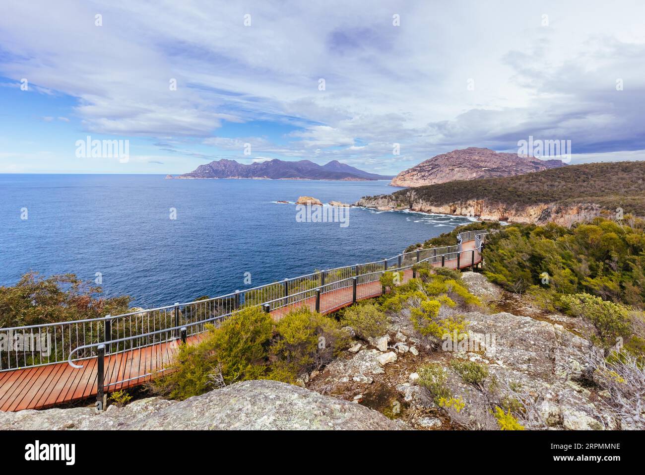 Faro di Cape Tourville e cammina in una fresca giornata primaverile nella penisola di Freycinet, Tasmania, Australia Foto Stock