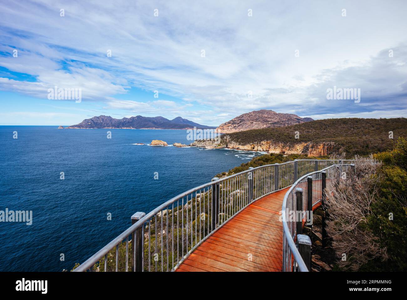 Faro di Cape Tourville e cammina in una fresca giornata primaverile nella penisola di Freycinet, Tasmania, Australia Foto Stock