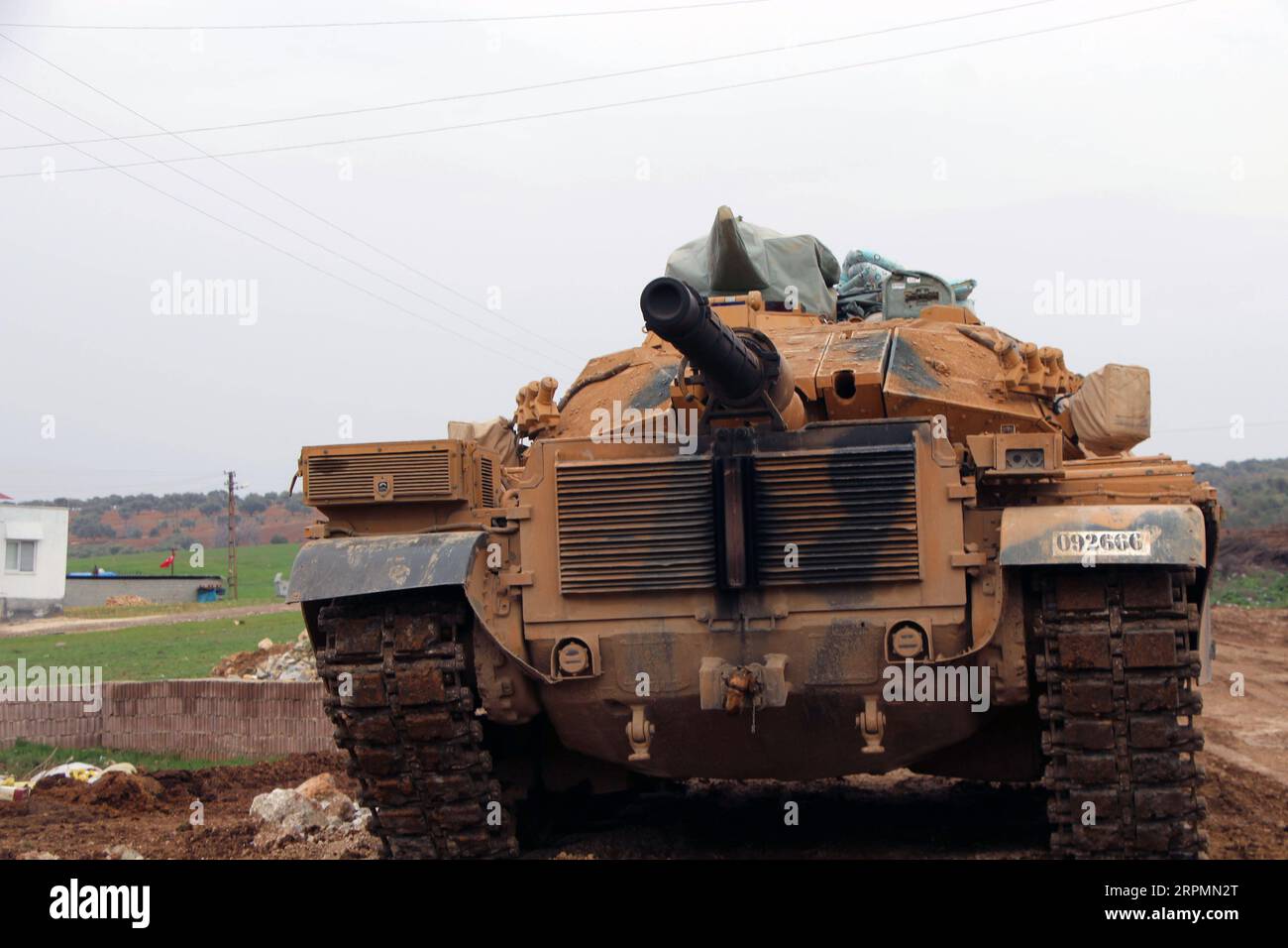 200214 -- ANKARA, 14 febbraio 2020 Xinhua -- Un carro armato turco è stato visto nel distretto di Reyhanli di Hatay, Turchia, il 14 febbraio 2020. Negli ultimi giorni la Turchia ha versato migliaia di truppe e convogli di veicoli militari attraverso il confine, tra cui carri armati, portaerei blindati e attrezzature radar per rafforzare i suoi 12 posti di osservazione. Foto di Mustafa Kaya/Xinhua TURCHIA-HATAY-CONFINE SIRIANO-PRESENZA MILITARE-AUMENTO PUBLICATIONxNOTxINxCHN Foto Stock