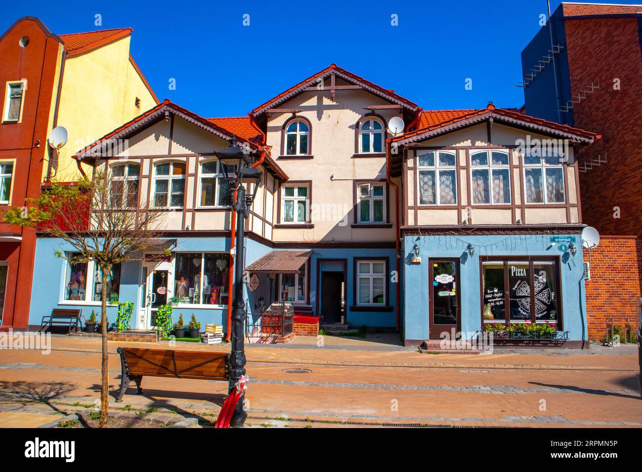 Zelenogradsk, l'ex città turistica tedesca di Kranz. Accogliente cittadina sul Mar Baltico. Case tipiche europee. Regione di Kaliningrad, Zelenogradsk, Ru Foto Stock