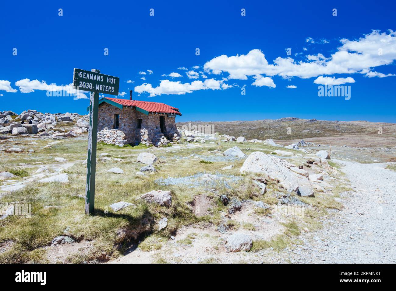 Lo storico Seamans Hut nel Parco Nazionale di Kosciuszko tra il Monte Kosciuszko e il passo Charlotte in una chiara giornata estiva, nelle Snowy Mountains, New Foto Stock