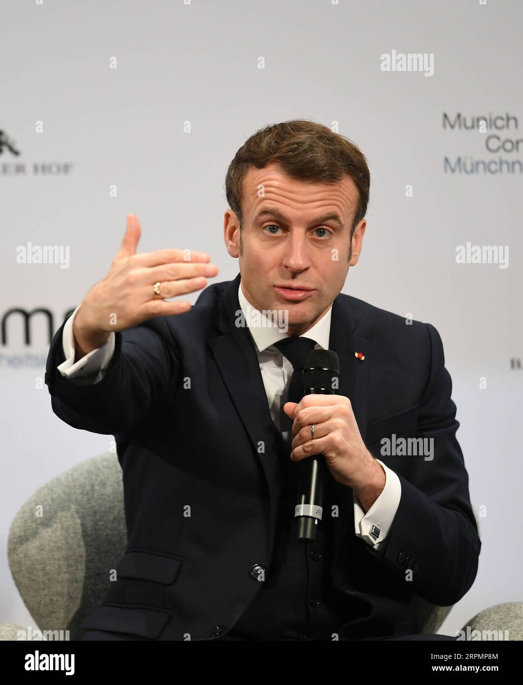 200215 -- MONACO DI BAVIERA, 15 febbraio 2020 -- il presidente francese Emmanuel Macron parla alla 56a Conferenza sulla sicurezza di Monaco MSC a Monaco, Germania, 15 febbraio 2020. Sabato Macron ha chiesto una strategia europea e maggiori azioni a livello europeo di fronte alle sfide del 56° MSC in corso. GERMANIA-MONACO-MSC-MACRON LuxYang PUBLICATIONxNOTxINxCHN Foto Stock