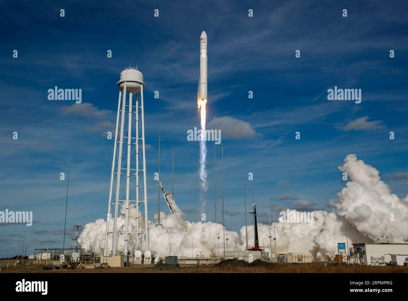 200216 -- WALLOPS ISLAND , 16 febbraio 2020 -- il razzo Antares che trasporta la navicella spaziale Cygnus decolla dalla Wallops Flight Facility della NASA a Wallops Island, Virginia, Stati Uniti, il 15 febbraio 2020. Un razzo statunitense è stato lanciato sabato dalla Wallops Flight Facility della NASA sulla costa orientale della Virginia, trasportando carichi con la missione di rifornimento dell'agenzia spaziale per la stazione spaziale Internazionale ISS. Foto di /Xinhua U.S.-WALLOPS ISLAND-ROCKET-LAUNCH TingxShen PUBLICATIONxNOTxINxCHN Foto Stock