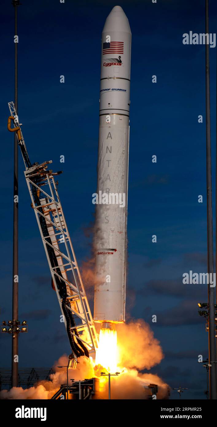 200216 -- WALLOPS ISLAND , 16 febbraio 2020 -- il razzo Antares che trasporta la navicella spaziale Cygnus decolla dalla Wallops Flight Facility della NASA a Wallops Island, Virginia, Stati Uniti, il 15 febbraio 2020. Un razzo statunitense è stato lanciato sabato dalla Wallops Flight Facility della NASA sulla costa orientale della Virginia, trasportando carichi con la missione di rifornimento dell'agenzia spaziale per la stazione spaziale Internazionale ISS. Foto di /Xinhua U.S.-WALLOPS ISLAND-ROCKET-LAUNCH TingxShen PUBLICATIONxNOTxINxCHN Foto Stock