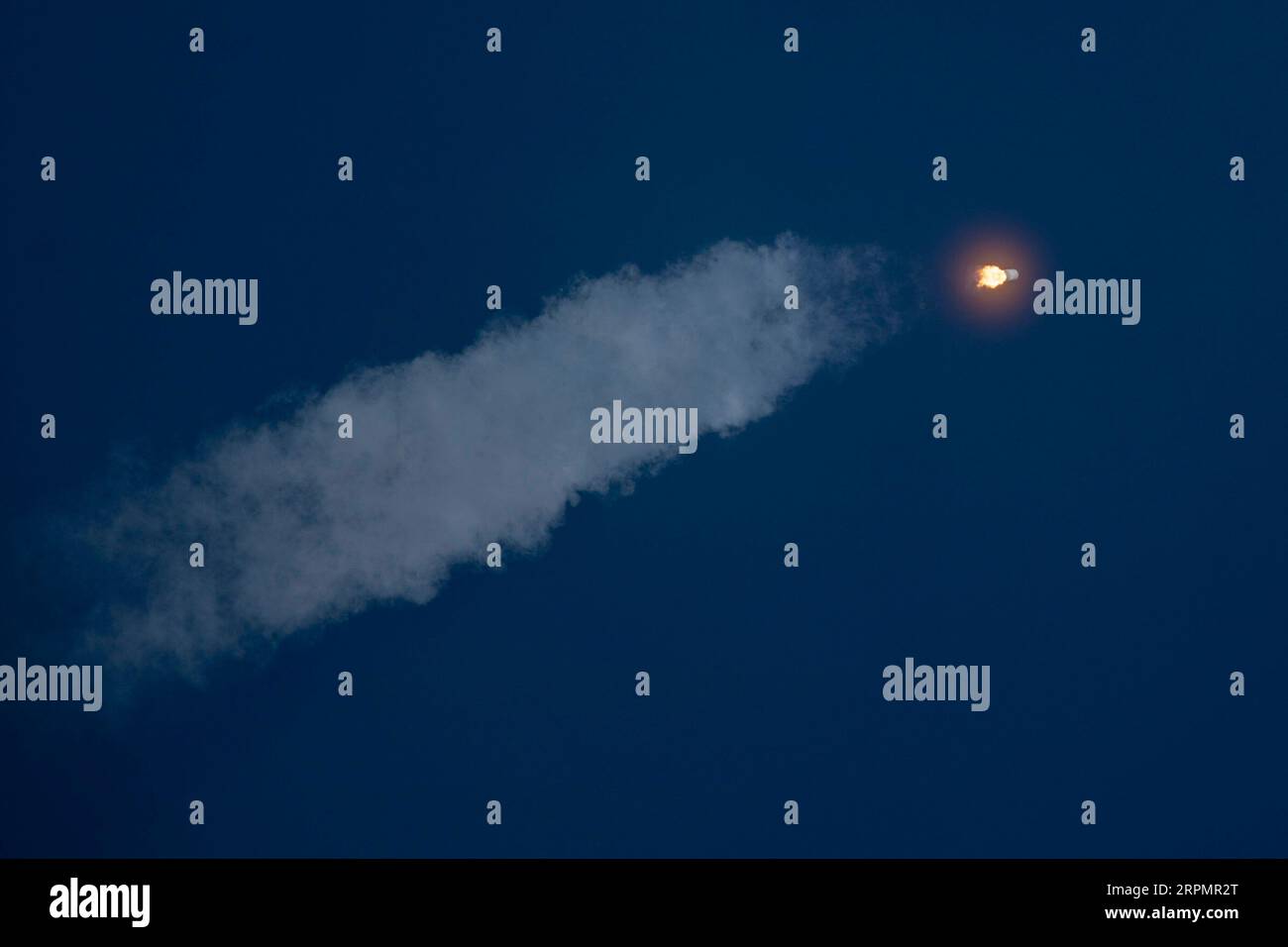 200216 -- WALLOPS ISLAND , 16 febbraio 2020 -- il razzo Antares che trasporta la navicella spaziale Cygnus decolla dalla Wallops Flight Facility della NASA a Wallops Island, Virginia, Stati Uniti, il 15 febbraio 2020. Un razzo statunitense è stato lanciato sabato dalla Wallops Flight Facility della NASA sulla costa orientale della Virginia, trasportando carichi con la missione di rifornimento dell'agenzia spaziale per la stazione spaziale Internazionale ISS. Foto di /Xinhua U.S.-WALLOPS ISLAND-ROCKET-LAUNCH TingxShen PUBLICATIONxNOTxINxCHN Foto Stock