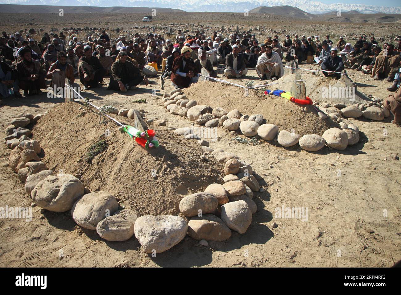 200216 -- JALALABAD, 16 febbraio 2020 -- persone partecipano a un funerale di abitanti del villaggio uccisi da attacchi aerei nella provincia di Nangarhar, Afghanistan, 15 febbraio 2020. Otto abitanti del villaggio, tra cui un bambino, sono stati uccisi a seguito di attacchi aerei nella provincia orientale afghana di Nangarhar venerdì, un funzionario provinciale ha detto sabato. Foto di Saifurahman Safi/Xinhua AFGHANISTAN-NANGARHAR-ATTACCO AEREO XinhuaxKabul PUBLICATIONxNOTxINxCHN Foto Stock