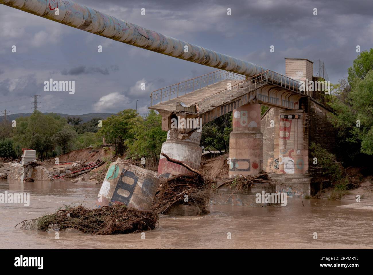 Un ponte crollato vicino ad Aldea del Fresno a causa delle forti piogge causate da la Dana, fenomeno meteorologico, che ebbe luogo in tutta la Spagna. (Foto di Guillermo Gutierrez Carrascal / SOPA Images/Sipa USA) Foto Stock