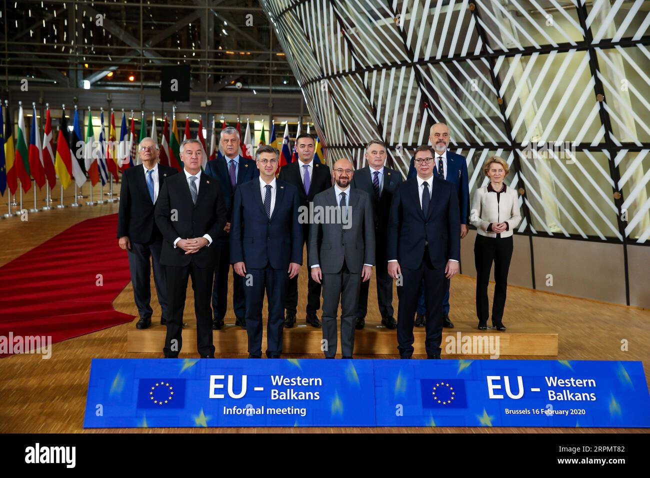 2020 Bilder des Jahres, News 02 February uar News Themen der Woche KW07 News Bilder des Tages 200217 -- BRUXELLES, 17 Feb. 2020 -- i leader si pongono per una foto di gruppo prima della riunione informale UE-Balcani occidentali presso la sede dell'UE a Bruxelles, in Belgio, 16 Feb. 2020. BELGIO-BRUXELLES-UE-BALCANI OCCIDENTALI-RIUNIONE INFORMALE ZHANGXCHENG PUBLICATIONXNOTXINXCHN Foto Stock