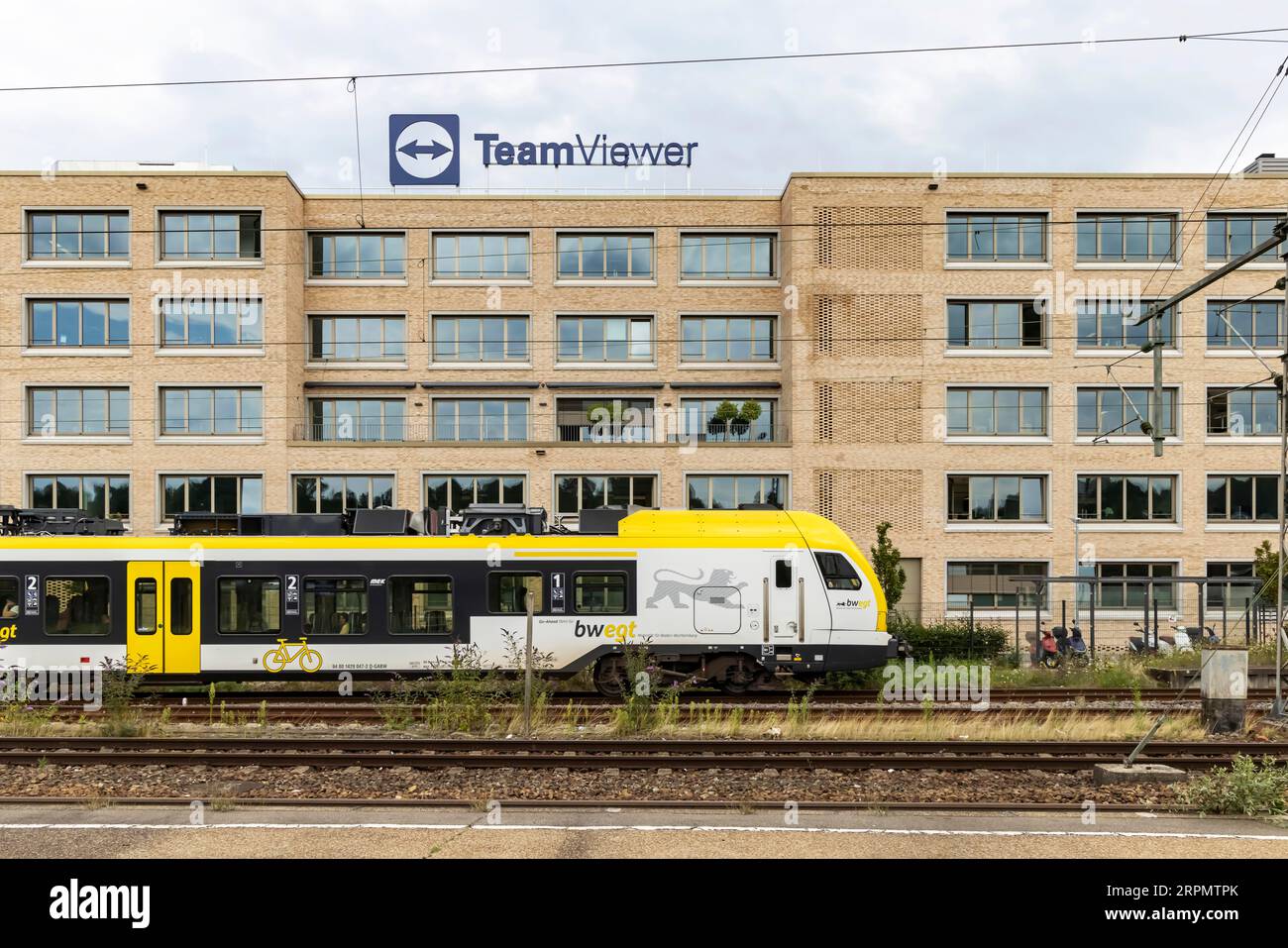 Sede centrale di TeamViewer, software di manutenzione remota per condivisione dello schermo, videoconferenze, trasferimento di file e VPN, Bahnhofsplatz in Foto Stock