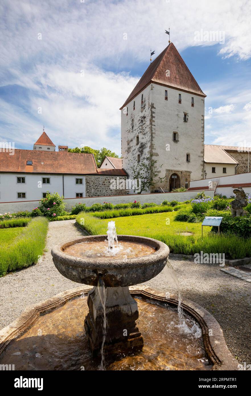 Paradise Garden con Gate Tower, Neuburg am Inn Castle, Neuburg am Inn, Lower Bavaria, Baviera, Germania Foto Stock