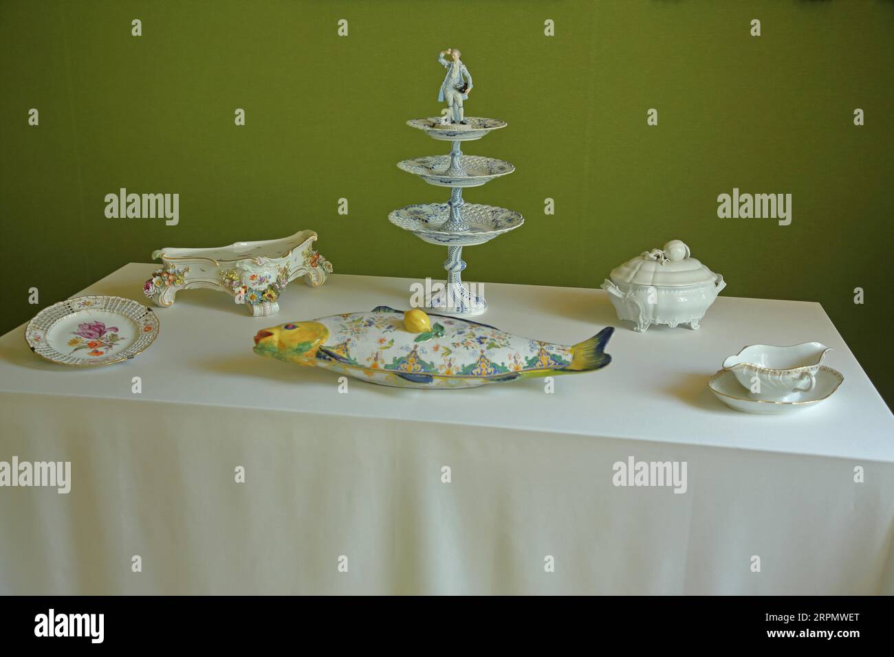 Stoviglie in porcellana sul tavolo nella King's Room, porcellana, stoviglie, piatti, ciotola, pesce, ciotola, vista interna, castello di Lichtenwalde Foto Stock
