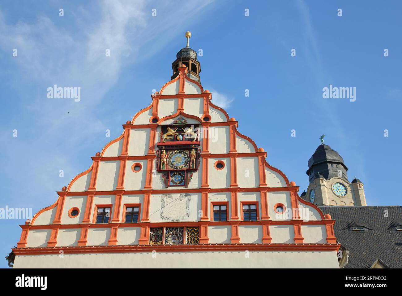 Frontalino con meridiana e stemma del vecchio municipio costruito nel 1382 e torre del nuovo municipio, nuovo, vecchio, Altmarkt, Plauen, Vogtland Foto Stock