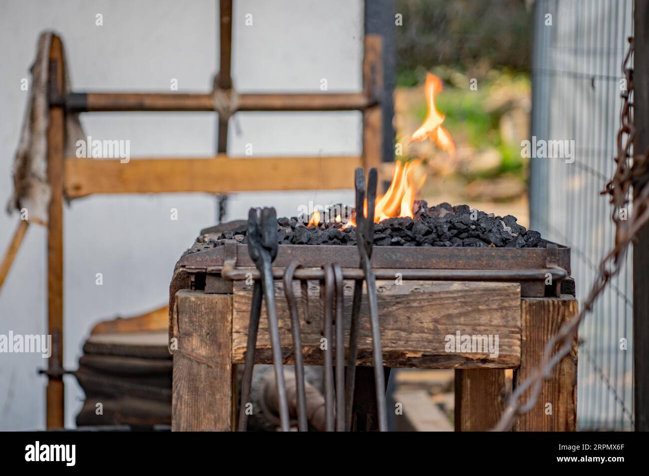 Ciotola antincendio con fiamme Foto Stock