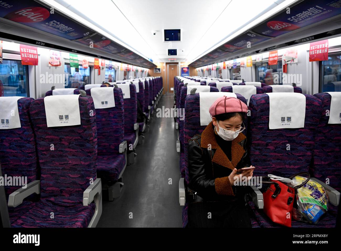 200218 -- YINCHUAN, 18 febbraio 2020 -- i passeggeri mantengono una distanza l'uno dall'altro sul treno C8201 da Yinchuan a Zhongwei, nella regione autonoma di Ningxia Hui della Cina nord-occidentale, 18 febbraio 2020. Il dipartimento dei trasporti locali ha introdotto una serie di misure per garantire la sicurezza dei passeggeri durante la lotta contro la nuova epidemia di coronavirus. CHINA-NINGXIA-YINCHUAN-NOVEL CORONAVIRUS-TRANSPORT CN FENGXKAIHUA PUBLICATIONXNOTXINXCHN Foto Stock