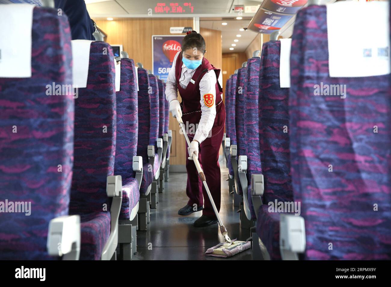 200218 -- YINCHUAN, 18 febbraio 2020 -- Una hostess conduce operazioni di disinfezione sul treno C8201 da Yinchuan a Zhongwei, nella regione autonoma Ningxia Hui della Cina nord-occidentale, 18 febbraio 2020. Il dipartimento dei trasporti locali ha introdotto una serie di misure per garantire la sicurezza dei passeggeri durante la lotta contro la nuova epidemia di coronavirus. CHINA-NINGXIA-YINCHUAN-NOVEL CORONAVIRUS-TRANSPORT CN JIAXHAOCHENG PUBLICATIONXNOTXINXCHN Foto Stock