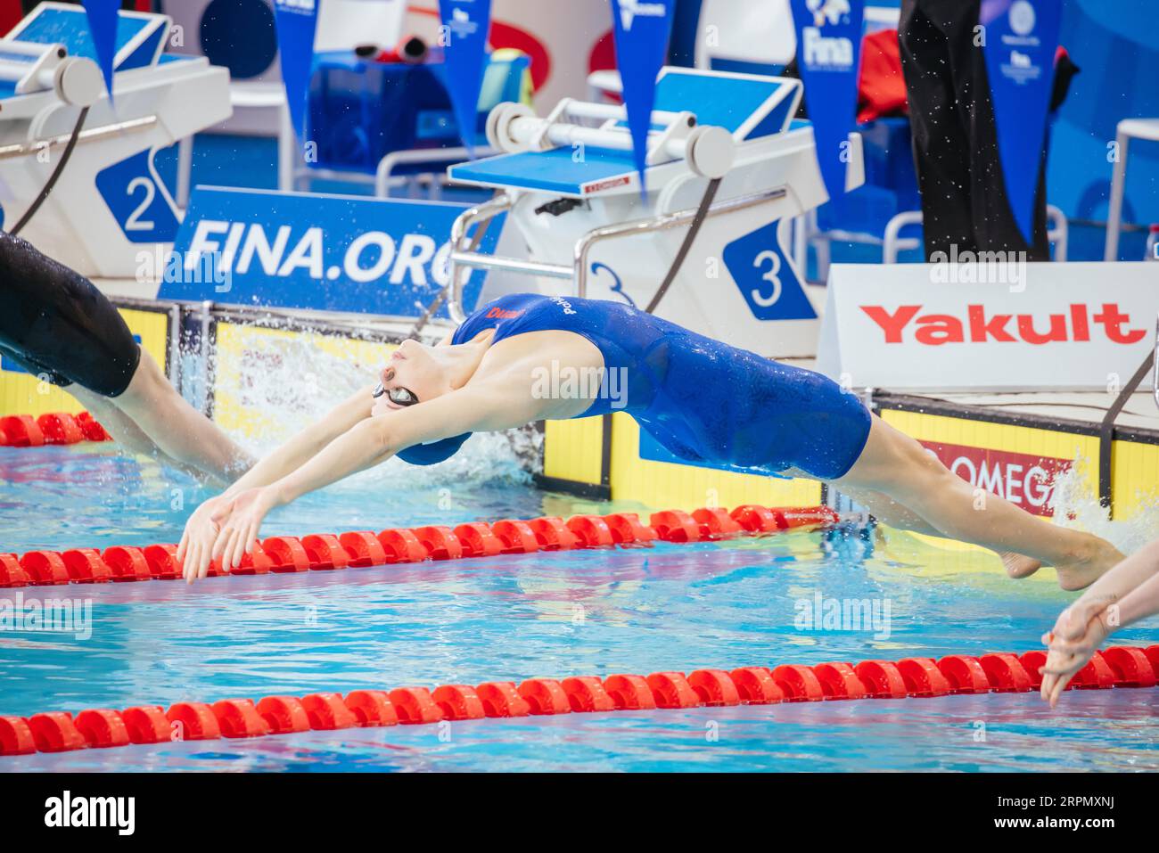 MELBOURNE, AUSTRALIA, 13 DICEMBRE: Louise HANSSON (SWE) gareggia nelle manche femminili di 100 m di dorso nel primo giorno del FINA World Short Course 2022 Foto Stock