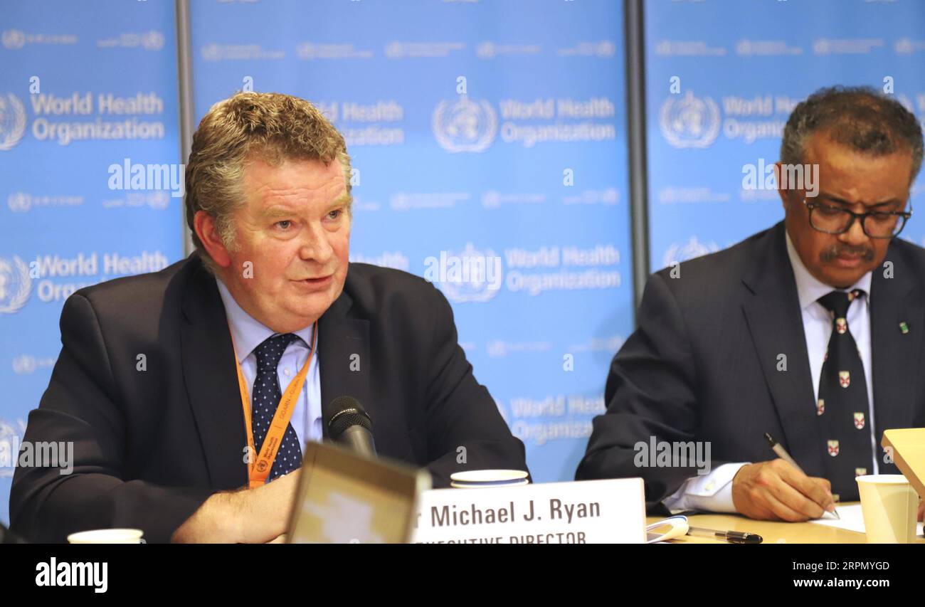 200219 -- GINEVRA, 19 febbraio 2020 -- il Dr. Michael RyanL, direttore esecutivo del programma OMS PER le emergenze sanitarie, tiene una conferenza stampa a Ginevra, in Svizzera, 18 febbraio 2020. L'OMS ha affermato martedì che le misure per limitare il movimento delle persone in Cina nel contesto dell'epidemia di COVID-19 sono un approccio strategico e tattico corretto e CHI vorrebbe vedere una progressiva attuazione delle misure di sanità pubblica. Si tratta di un'ottima pratica di salute pubblica, ha detto il dottor Michael Ryan, che ha fatto riferimento al fatto che il governo in Cina aveva trascorso un certo numero di settimane a pressare il virus Foto Stock