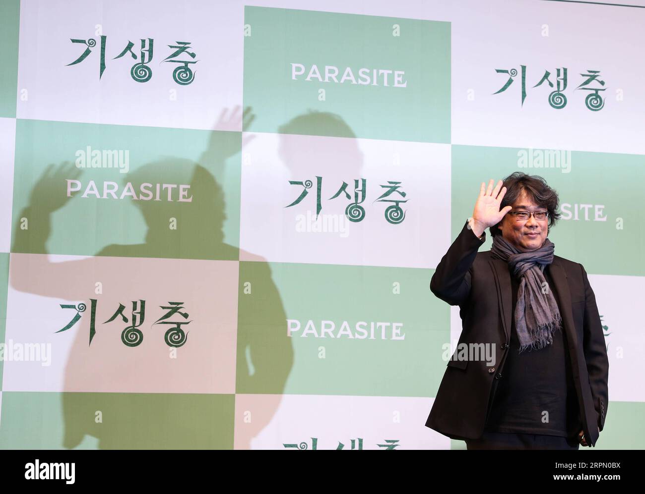 200219 -- SEOUL, 19 febbraio 2020 -- Bong Joon-ho, regista del film sudcoreano parassita , posa per le foto in una conferenza stampa a Seoul, Corea del Sud, 19 febbraio 2020. Parasite, una commedia nera sudcoreana, è diventato il primo film non in lingua inglese a vincere l'Oscar per il miglior film, e ha anche vinto premi per la migliore sceneggiatura originale, il miglior lungometraggio internazionale e il miglior regista per Bong Joon-ho al 92 ° Oscar Awards il 9 febbraio 2020. COREA DEL SUD-SEOUL-PARASITE-TEAM-CREATIVO-CONFERENZA STAMPA WANGXJINGQIANG PUBLICATIONXNOTXINXCHN Foto Stock