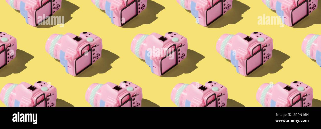 Pattern con fotocamera su sfondo color pastello Foto Stock