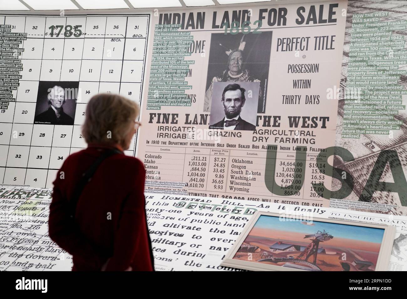 200219 -- NEW YORK, 19 febbraio 2020 -- Un visitatore partecipa all'anteprima mediatica della mostra Countryside, The Future al Guggenheim Museum di New York, negli Stati Uniti, il 19 febbraio 2020. La mostra, che durerà dal 20 febbraio al 14 agosto di quest'anno, contesta il presupposto che sia inevitabile una crescente urbanizzazione, esplorando cambiamenti radicali nei territori rurali, remoti e selvaggi collettivamente identificati come campagna. U.S.-NEW YORK-GUGGENHEIM MUSEUM-EXHIBITION WANGXYING PUBLICATIONXNOTXINXCHN Foto Stock