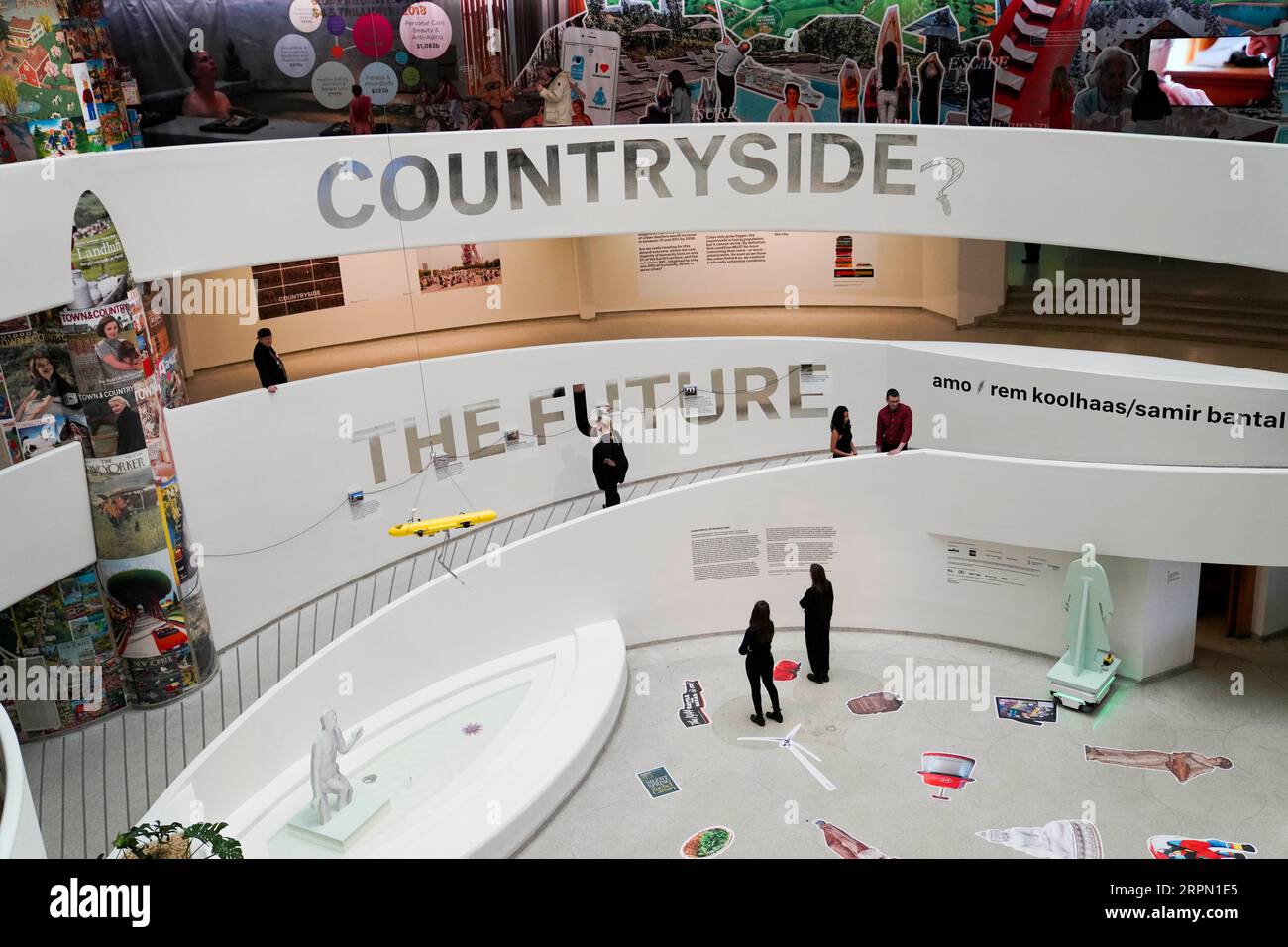 200219 -- NEW YORK, 19 febbraio 2020 -- i visitatori guardano intorno all'anteprima mediatica della mostra Countryside, The Future al Guggenheim Museum di New York, negli Stati Uniti, il 19 febbraio 2020. La mostra, che durerà dal 20 febbraio al 14 agosto di quest'anno, contesta il presupposto che sia inevitabile una crescente urbanizzazione, esplorando cambiamenti radicali nei territori rurali, remoti e selvaggi collettivamente identificati come campagna. U.S.-NEW YORK-GUGGENHEIM MUSEUM-EXHIBITION WANGXYING PUBLICATIONXNOTXINXCHN Foto Stock