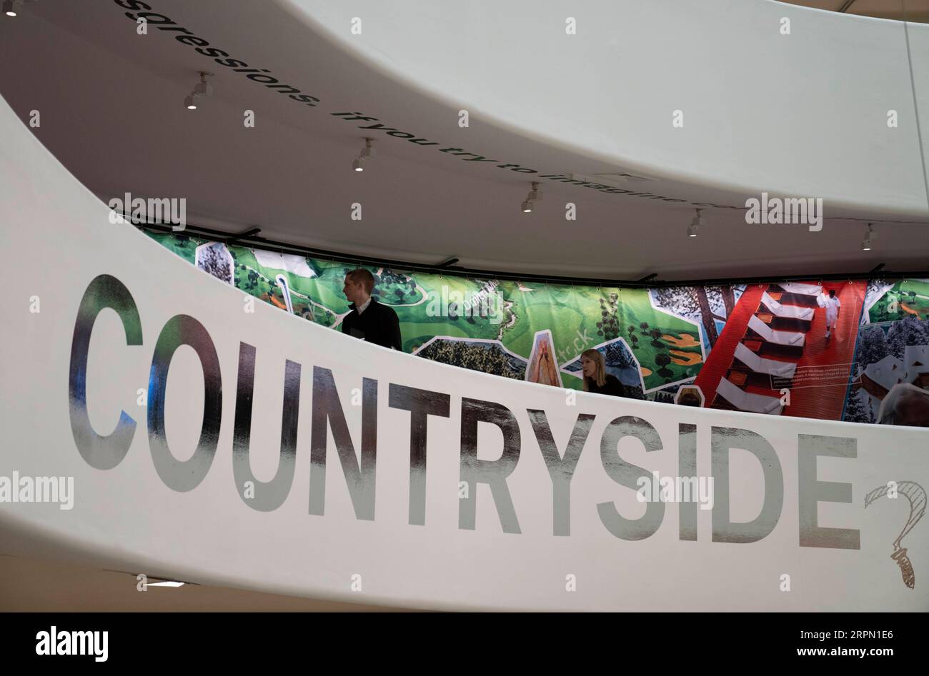 200219 -- NEW YORK, 19 febbraio 2020 -- i visitatori guardano intorno all'anteprima mediatica della mostra Countryside, The Future al Guggenheim Museum di New York, negli Stati Uniti, il 19 febbraio 2020. La mostra, che durerà dal 20 febbraio al 14 agosto di quest'anno, contesta il presupposto che sia inevitabile una crescente urbanizzazione, esplorando cambiamenti radicali nei territori rurali, remoti e selvaggi collettivamente identificati come campagna. U.S.-NEW YORK-GUGGENHEIM MUSEUM-EXHIBITION WANGXYING PUBLICATIONXNOTXINXCHN Foto Stock