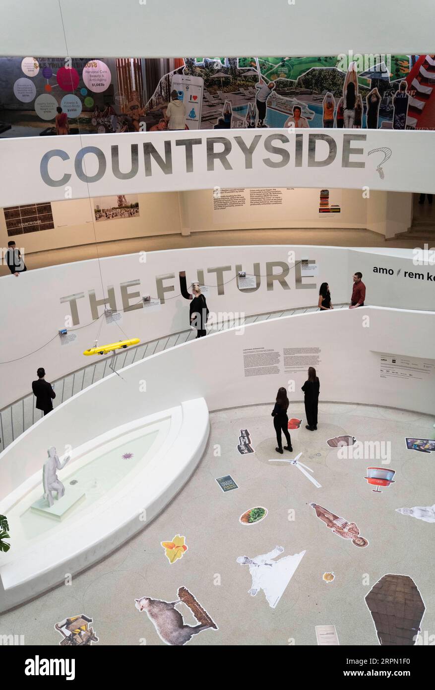 200219 -- NEW YORK, 19 febbraio 2020 -- i visitatori guardano intorno all'anteprima mediatica della mostra Countryside, The Future al Guggenheim Museum di New York, negli Stati Uniti, il 19 febbraio 2020. La mostra, che durerà dal 20 febbraio al 14 agosto di quest'anno, contesta il presupposto che sia inevitabile una crescente urbanizzazione, esplorando cambiamenti radicali nei territori rurali, remoti e selvaggi collettivamente identificati come campagna. U.S.-NEW YORK-GUGGENHEIM MUSEUM-EXHIBITION WANGXYING PUBLICATIONXNOTXINXCHN Foto Stock